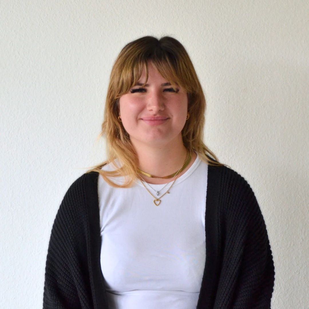 Vetrieb Eine Frau mit Brille und einer grün-schwarzen Bluse.