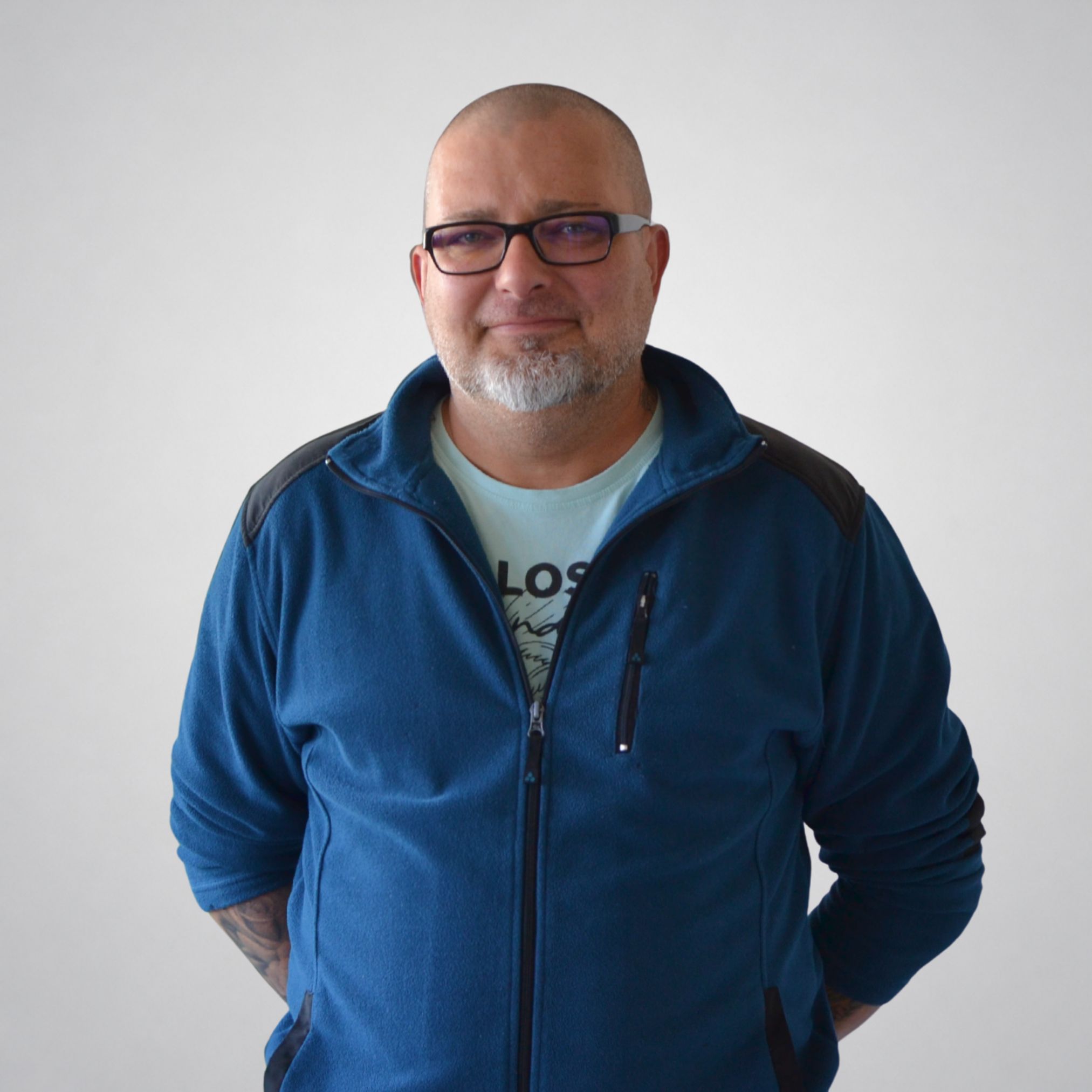 Ein Mann in blauer Jacke, lächelt.