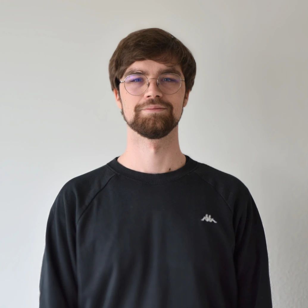 Einkauf Ein Mann mit Brille und schwarzem Hemd.