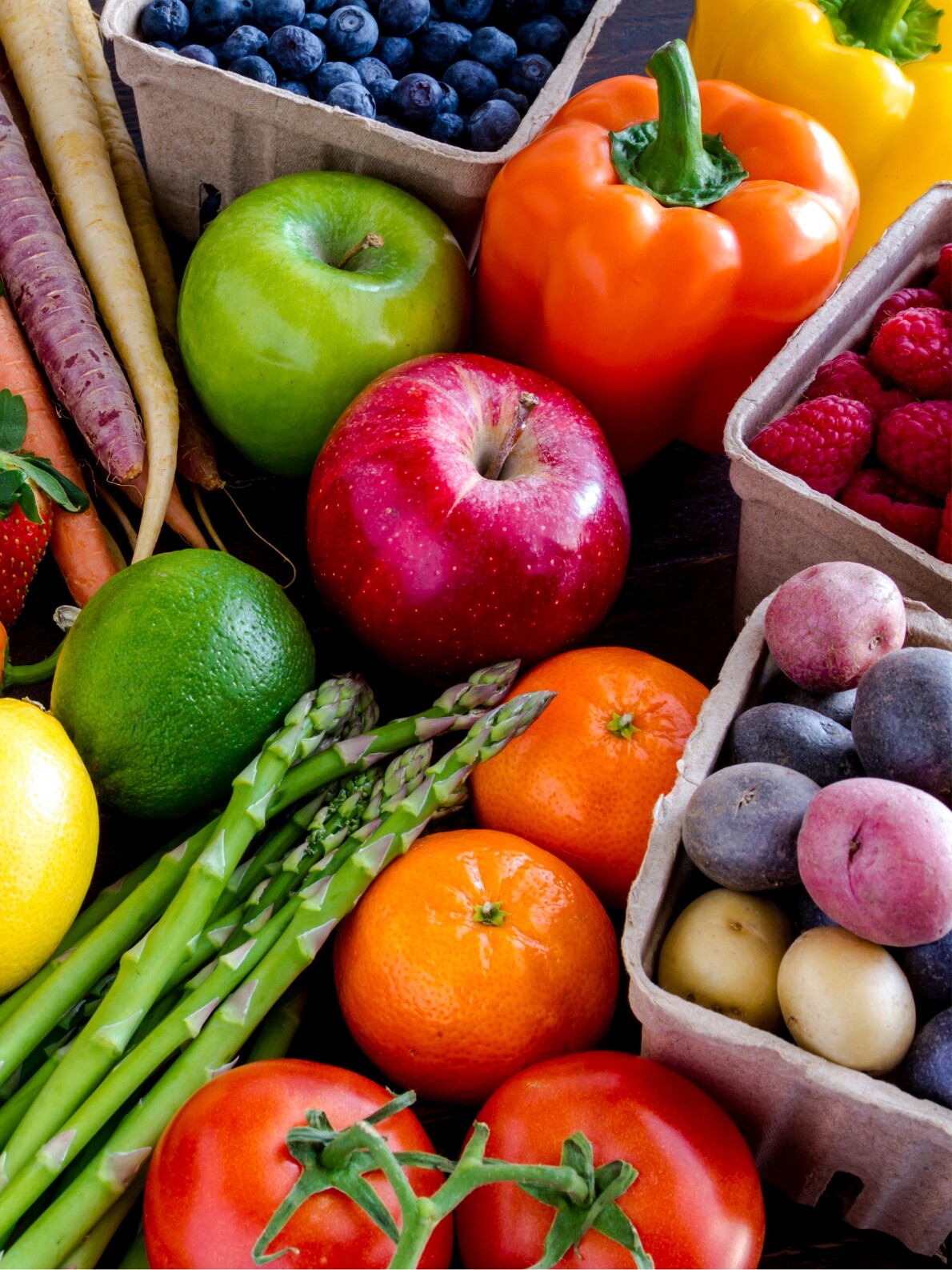 Mann schaut Apfel an