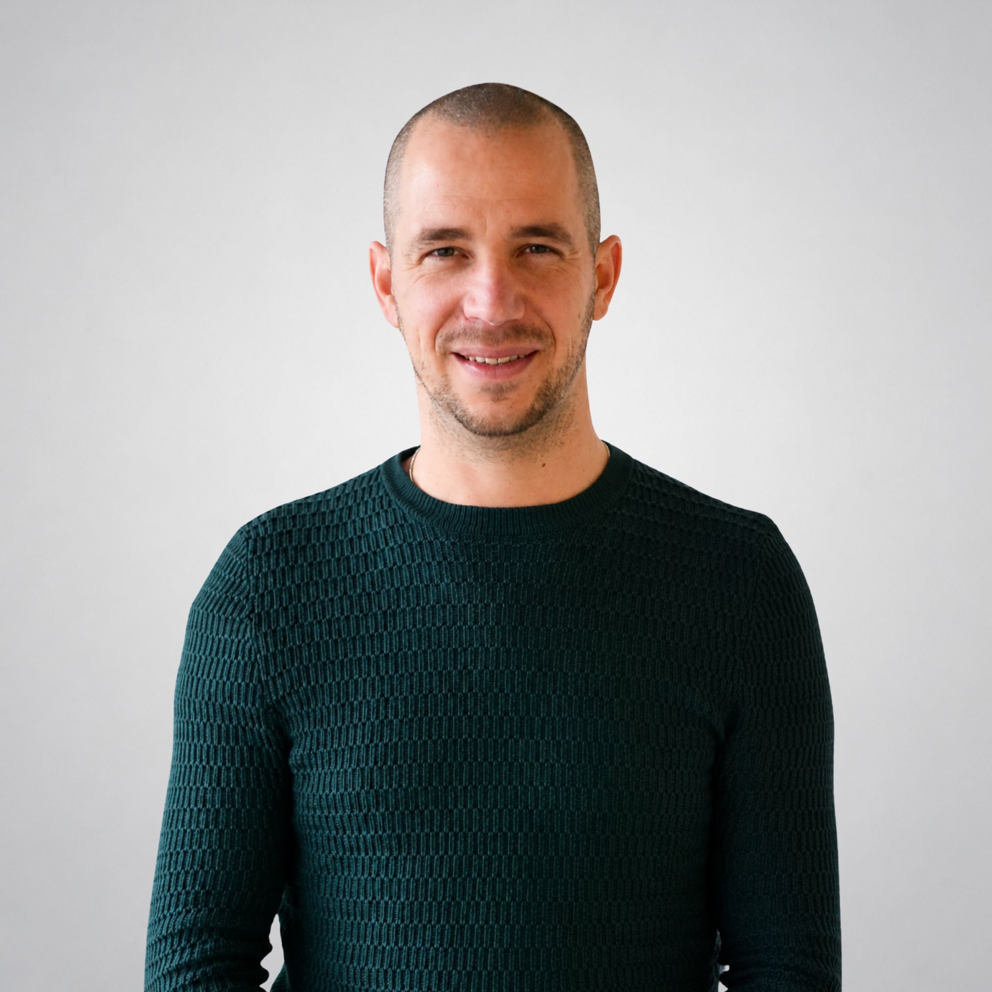 Mann in schwarzem Shirt lächelt