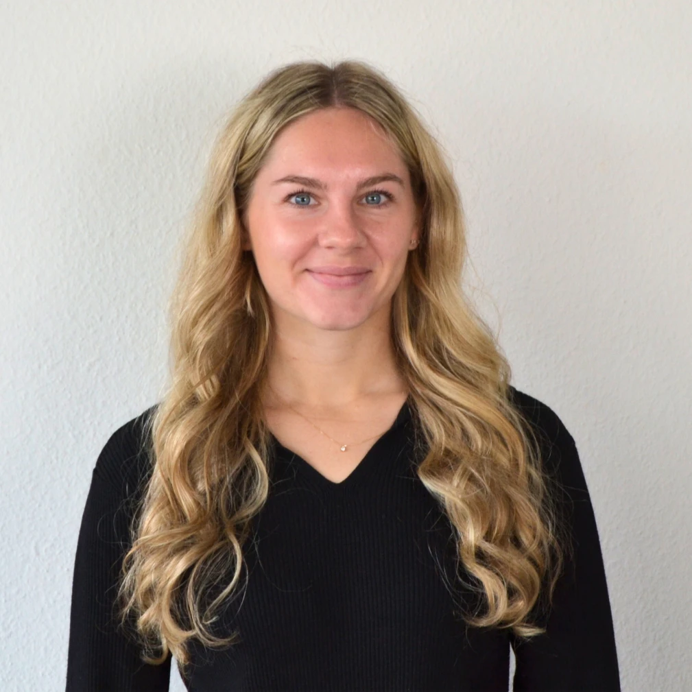 Frau mit langen blonden Haaren und lächelndem Gesicht