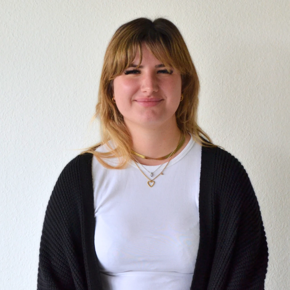 Eine Frau lächelt in die Kamera.