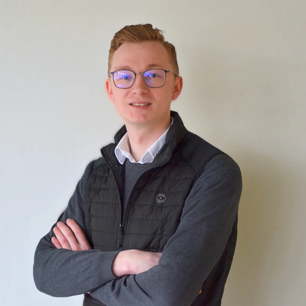 Vetrieb Ein Mann mit Brille und schwarzer Weste.