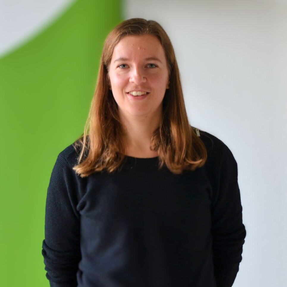 Eine Frau lächelt in die Kamera.