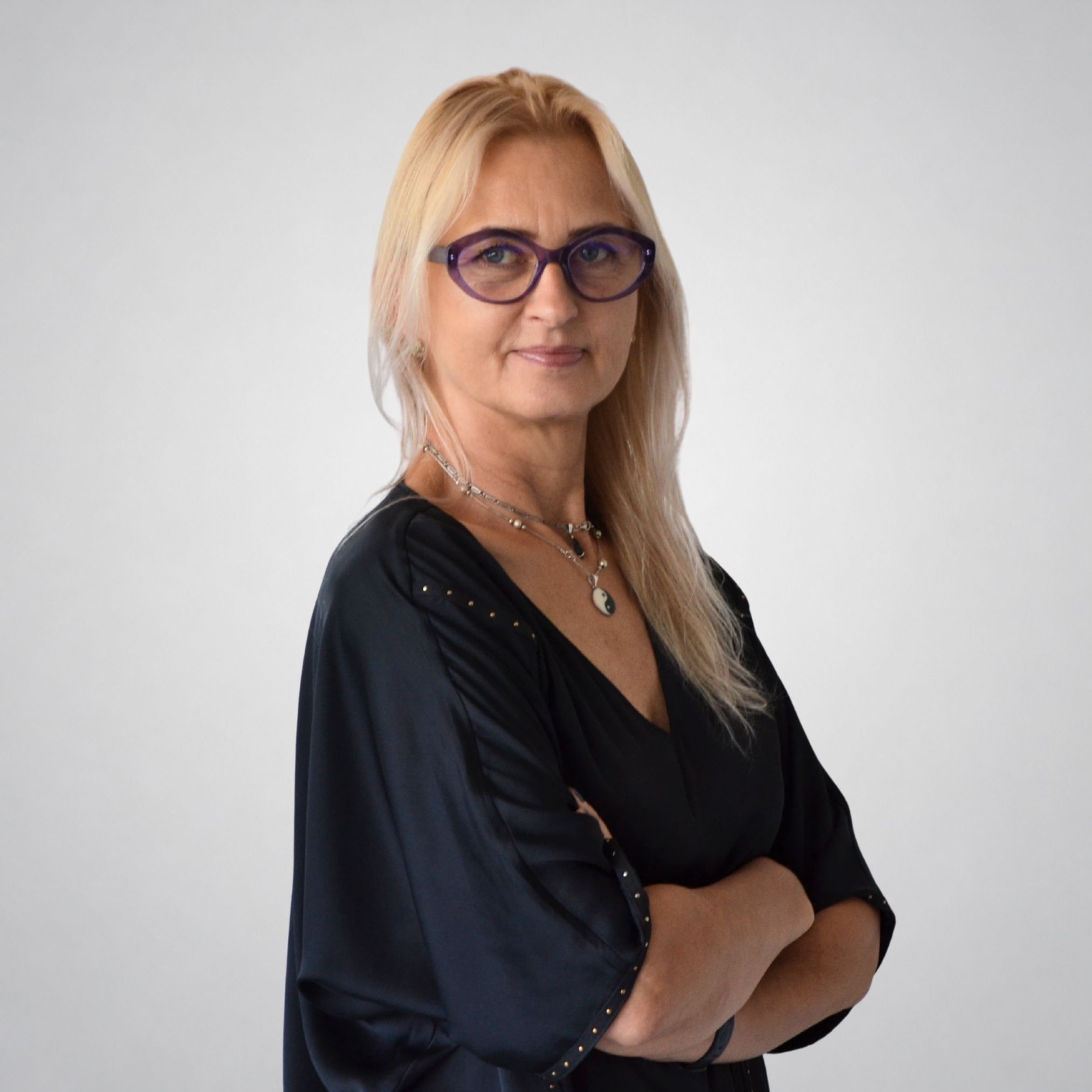 Eine Frau mit Brille und schwarzem Hemd.